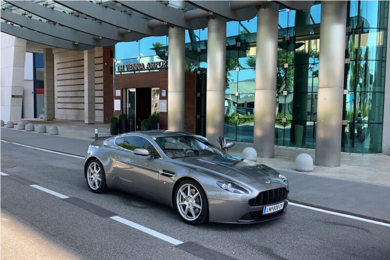 Aston Martin Vantage V8