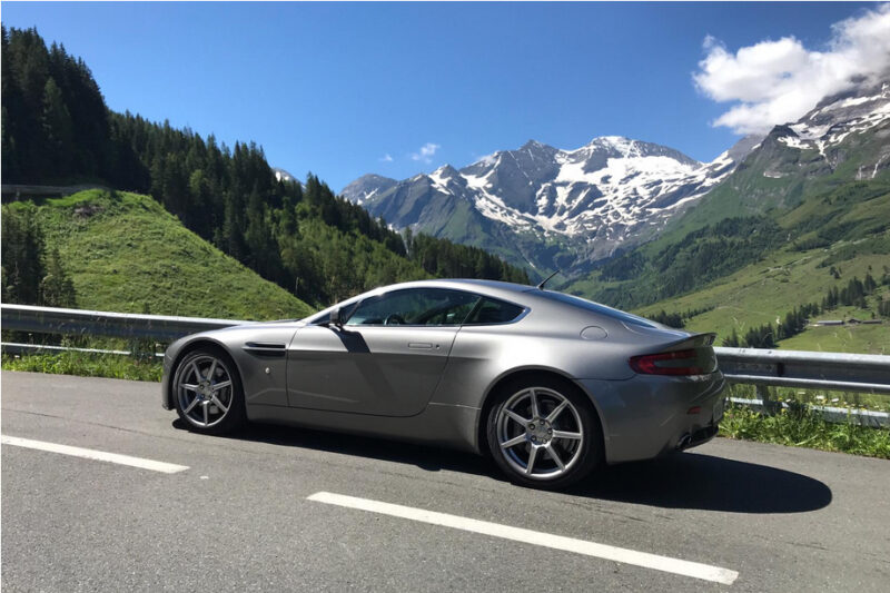 Aston Martin Vantage V8