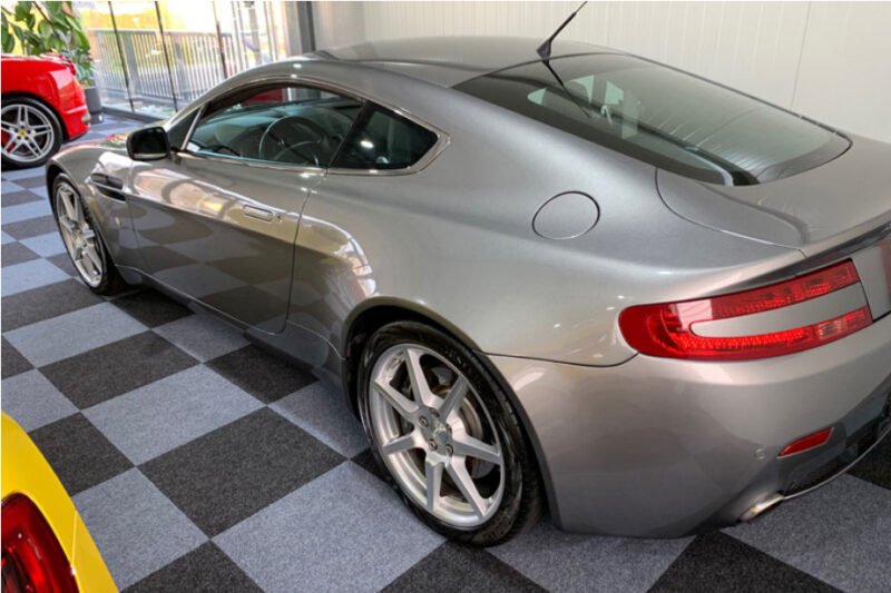 Aston Martin Vantage V8